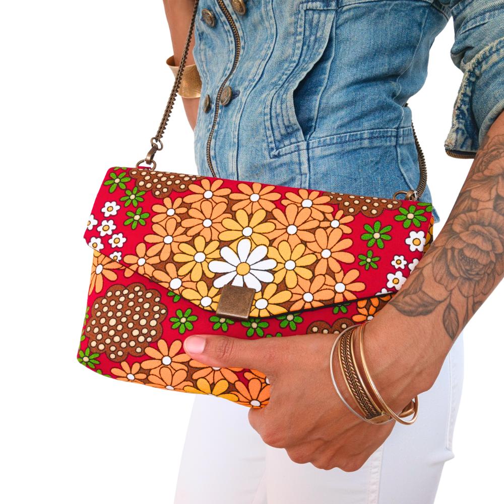 Le sac à main artisanal français de la Machine à récup' est un accessoire écoresponsable et éthique, taillé dans des tissus issus du réemploi  et cousu avec la participation d'ateliers de couture solidaires.