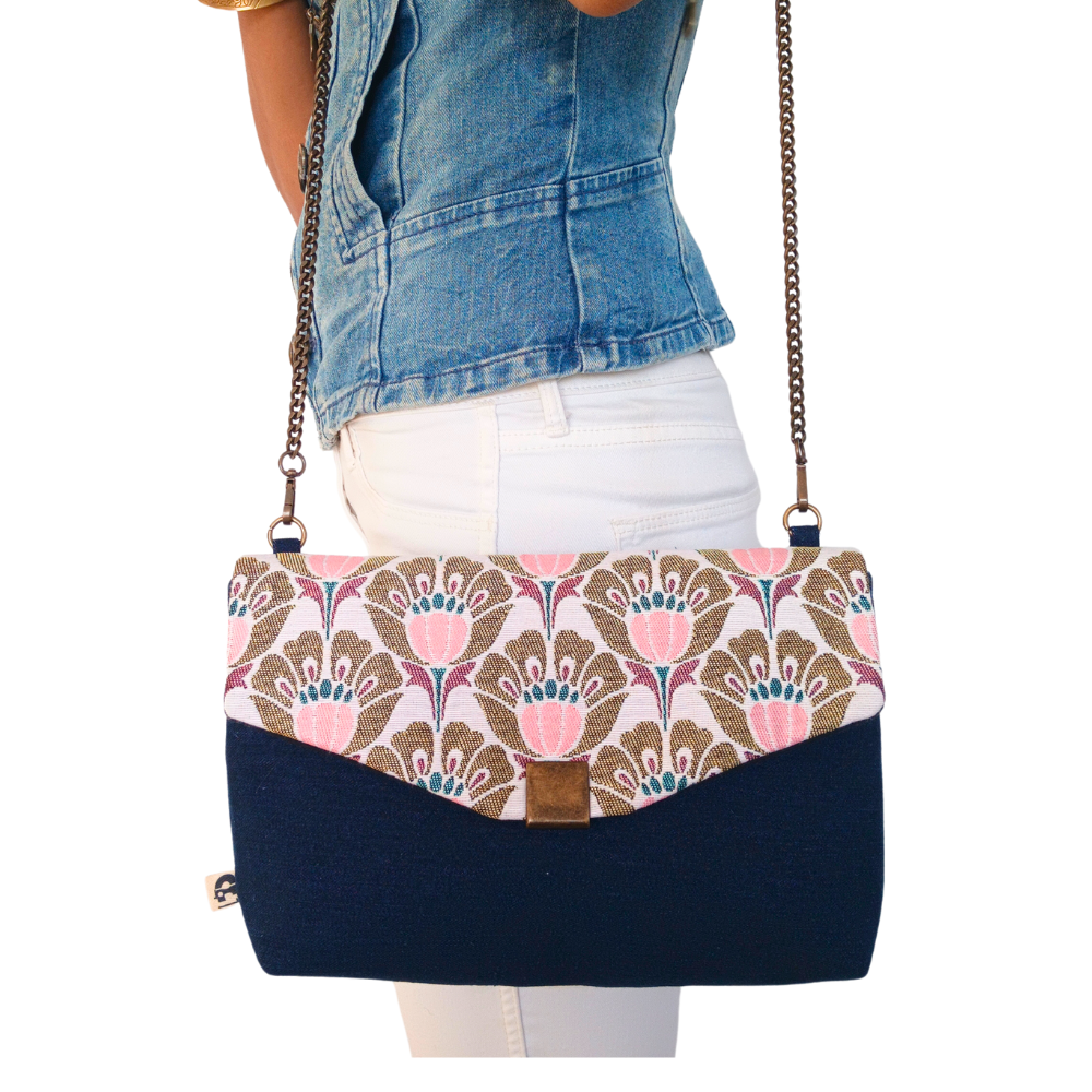 Le sac à main coloré et écologique de la Machine à récup' est un accessoire écoresponsable et éthique, taillé dans des tissus issus du réemploi  et cousu avec la participation d'ateliers de couture solidaires.