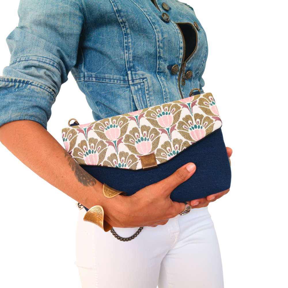 Le sac à main coloré de la Machine à récup' est un accessoire écoresponsable et éthique, taillé dans des tissus issus du réemploi  et cousu avec la participation d'ateliers de couture solidaires.