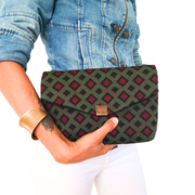 Le sac à main fait main en France de la Machine à récup' est un accessoire écoresponsable et éthique, taillé dans des tissus issus du réemploi  et cousu avec la participation d'ateliers de couture solidaires.