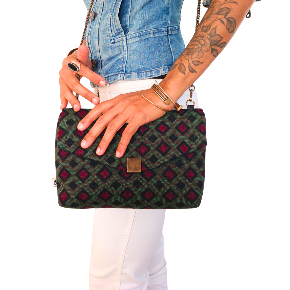 Le sac à main fait main en tissu de la Machine à récup' est un accessoire écoresponsable et éthique, taillé dans des tissus issus du réemploi  et cousu avec la participation d'ateliers de couture solidaires.