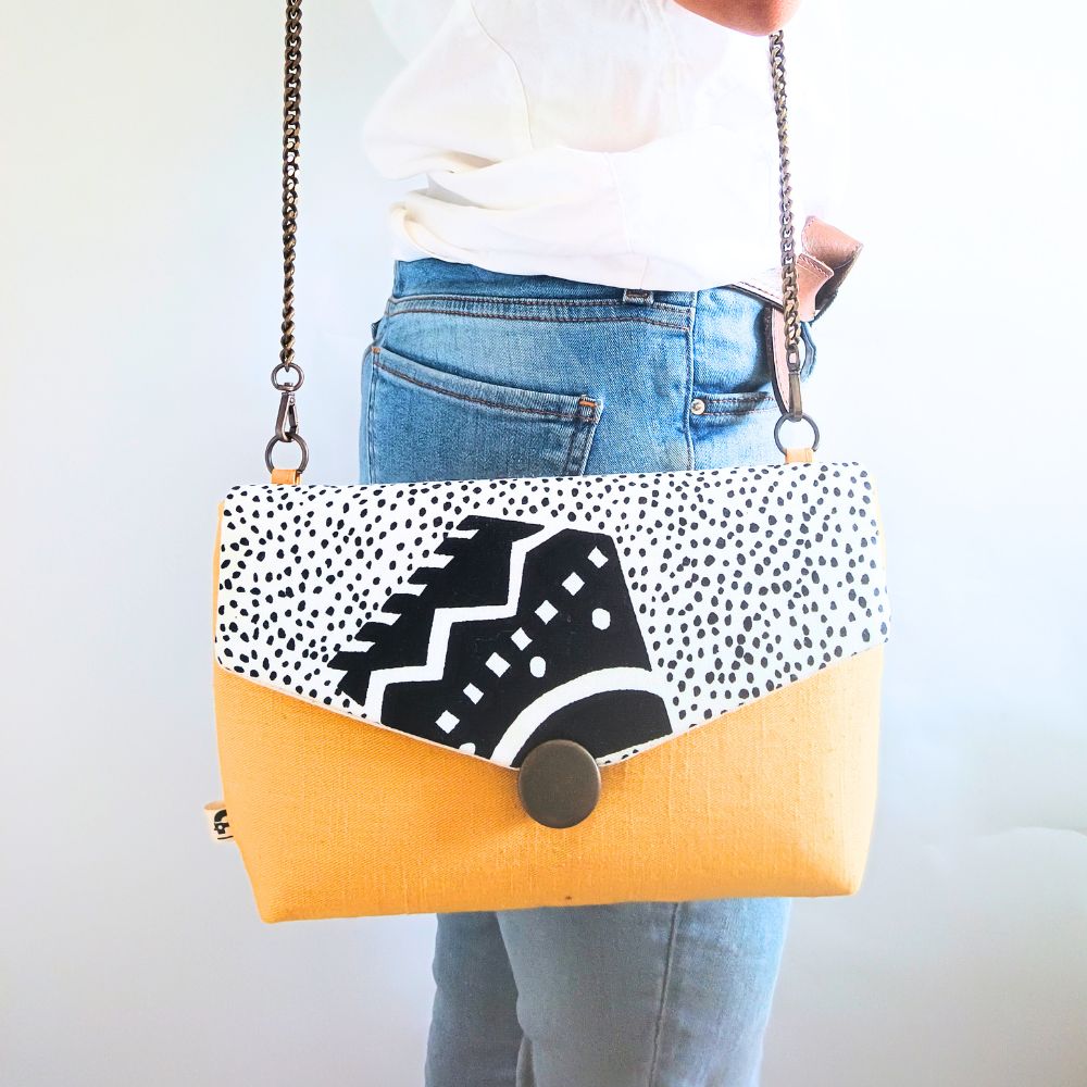 sac à main jaune de La Machine à récup', marque d'upcycling qui revalorise des tissus de 2nde main avec la participation d'ateliers de couture solidaires