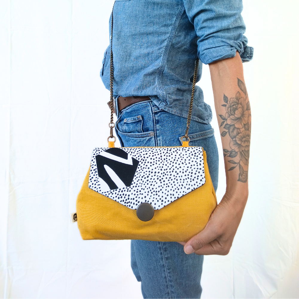 sac à main jaune de La Machine à récup', marque d'upcycling qui revalorise des tissus de 2nde main avec la participation d'ateliers de couture solidaires