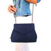 Le sac à main original et coloré de la Machine à récup' est un accessoire écoresponsable et éthique, taillé dans des tissus issus du réemploi  et cousu avec la participation d'ateliers de couture solidaires.