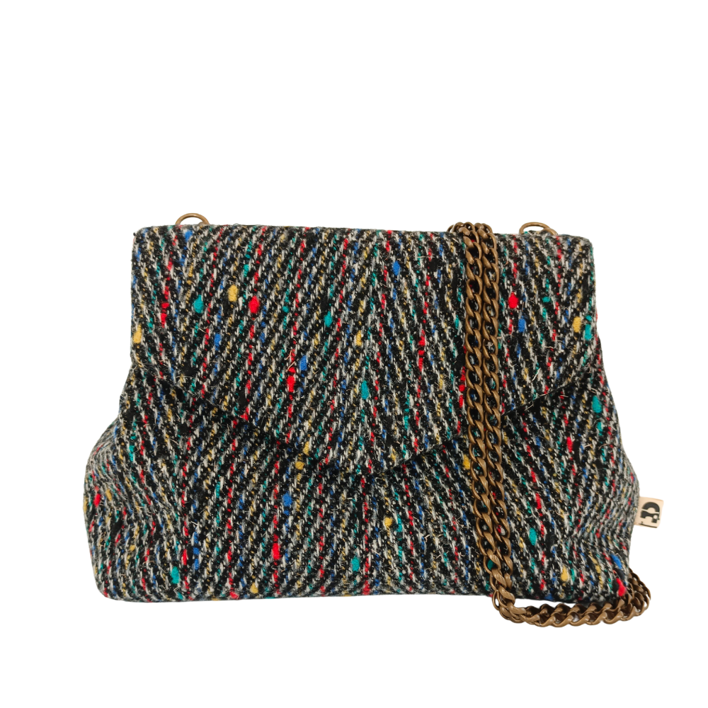 Le sac à main original de la Machine à récup' est un accessoire écoresponsable et éthique, taillé dans des tissus issus du réemploi  et cousu avec la participation d'ateliers de couture solidaires.