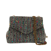 Le sac à main original de la Machine à récup' est un accessoire écoresponsable et éthique, taillé dans des tissus issus du réemploi  et cousu avec la participation d'ateliers de couture solidaires.