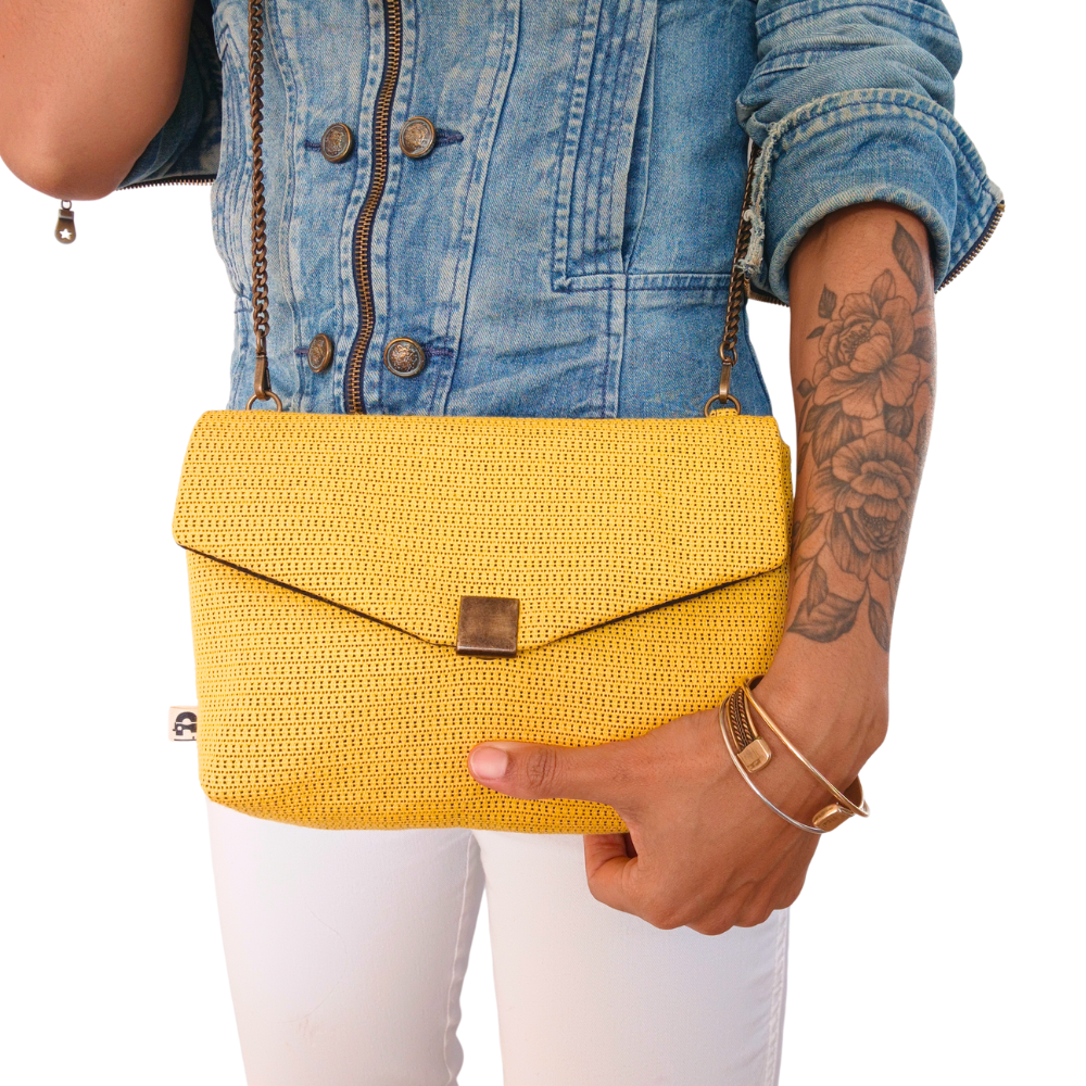 Le sac à main version upcycling de la Machine à récup' est un accessoire écoresponsable et éthique, taillé dans des tissus issus du réemploi  et cousu avec la participation d'ateliers de couture solidaires.