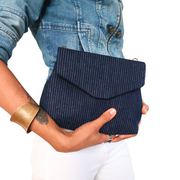 Le sac bandoulière chaîne pour femme de la Machine à récup' est un accessoire écoresponsable et éthique, taillé dans des tissus issus du réemploi  et cousu avec la participation d'ateliers de couture solidaires.