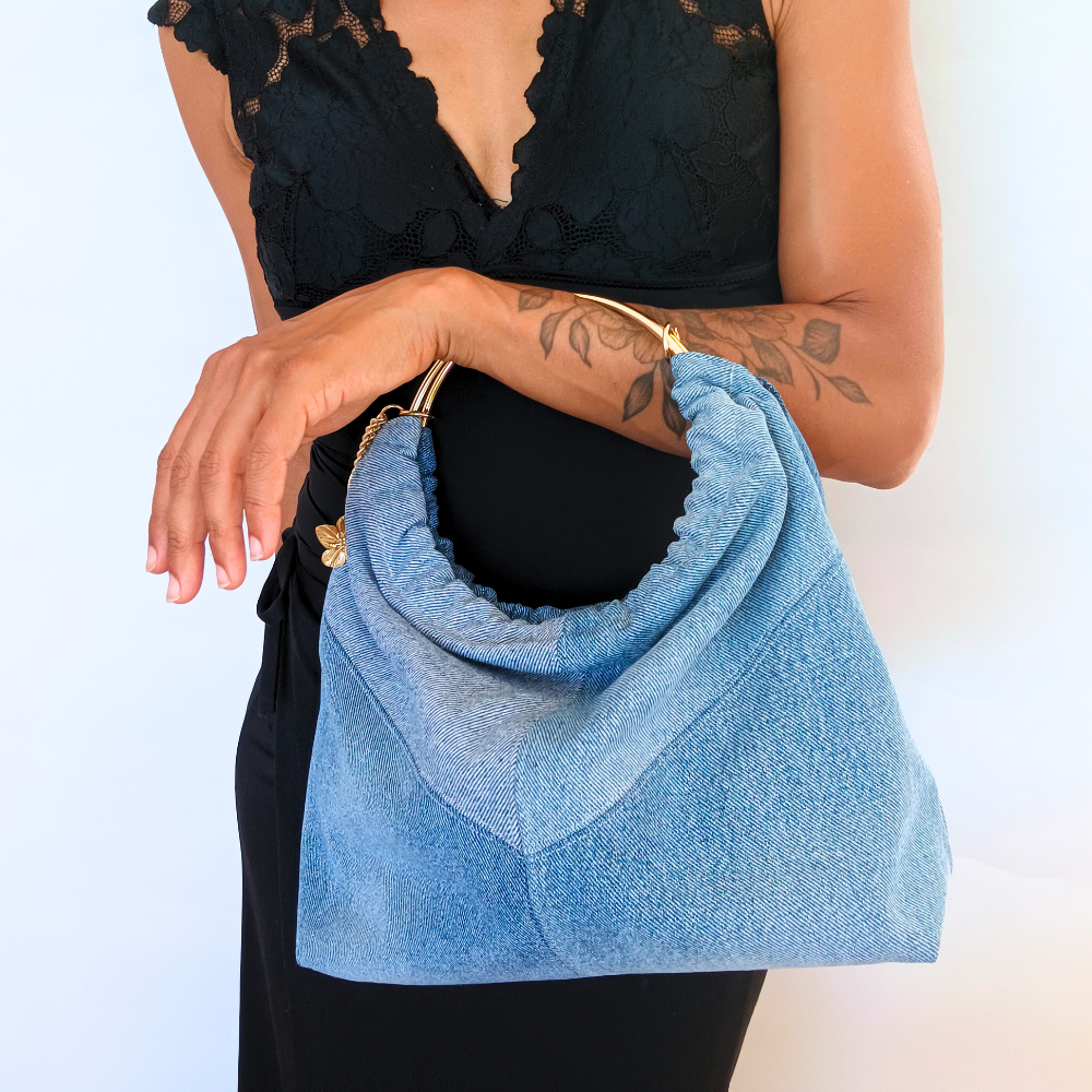 Sac bleu de la marque écoresponsable La Machine à récup qui revalorise des tissus avec la participation d'ateliers solidaires.