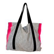 L'original sac cabas en tissu de la Machine à récup' est un accessoire écoresponsable et éthique, taillé dans des tissus issus du réemploi  et cousu avec la participation d'ateliers de couture solidaires.