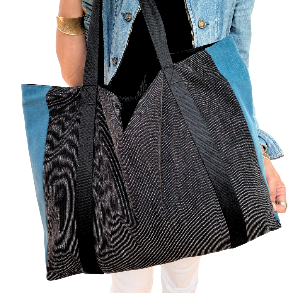 Le sac cabas en tissu de la Machine à récup' est un accessoire écoresponsable et éthique, taillé dans des tissus issus du réemploi  et cousu avec la participation d'ateliers de couture solidaires.