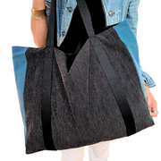 Le sac cabas en tissu de la Machine à récup' est un accessoire écoresponsable et éthique, taillé dans des tissus issus du réemploi  et cousu avec la participation d'ateliers de couture solidaires.