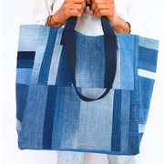 Sac cabas upcyclé de la marque écoresponsable La Machine à récup qui revalorise des tissus avec la participation d'ateliers solidaires.