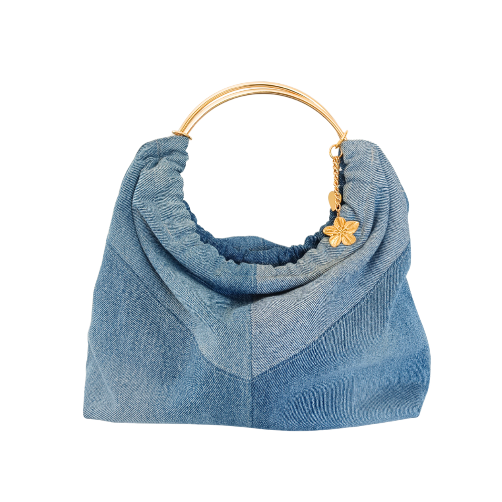 Sac en jean de la marque écoresponsable La Machine à récup qui revalorise des tissus avec la participation d'ateliers solidaires.