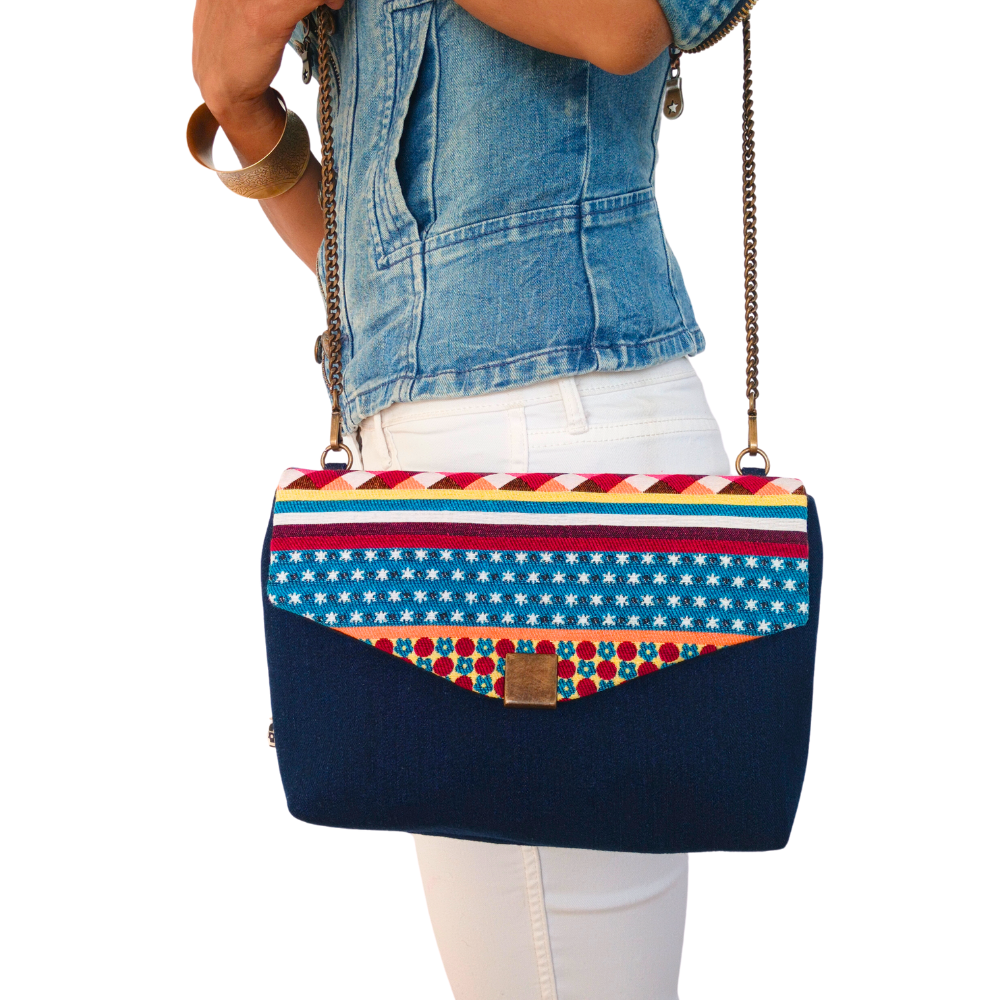 Le sac minimaliste de la Machine à récup' est un accessoire écoresponsable et éthique, taillé dans des tissus issus du réemploi  et cousu avec la participation d'ateliers de couture solidaires.