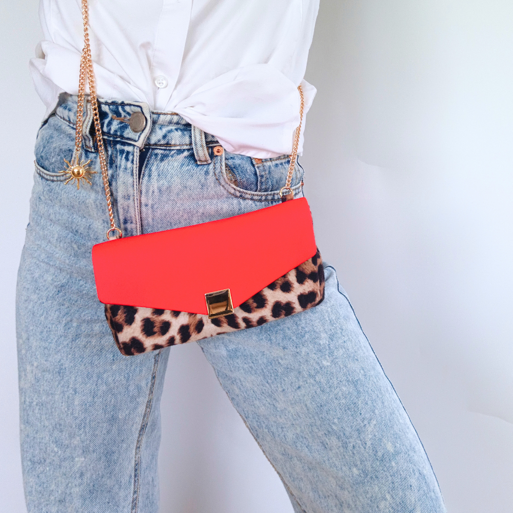 sac pochette de la marque écoresponsable La Machine à récup qui revalorise des tissus avec la participation d'ateliers solidaires.