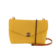 Le sac trotteur femme de la Machine à récup' est un accessoire écoresponsable et éthique, taillé dans des tissus issus du réemploi  et cousu avec la participation d'ateliers de couture solidaires.