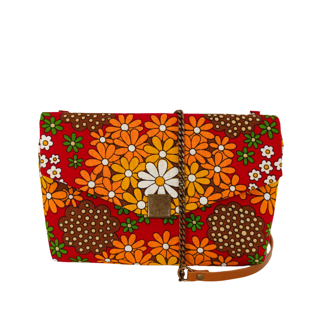 Le sac trotteur de la Machine à récup' est un accessoire écoresponsable et éthique, taillé dans des tissus issus du réemploi  et cousu avec la participation d'ateliers de couture solidaires.