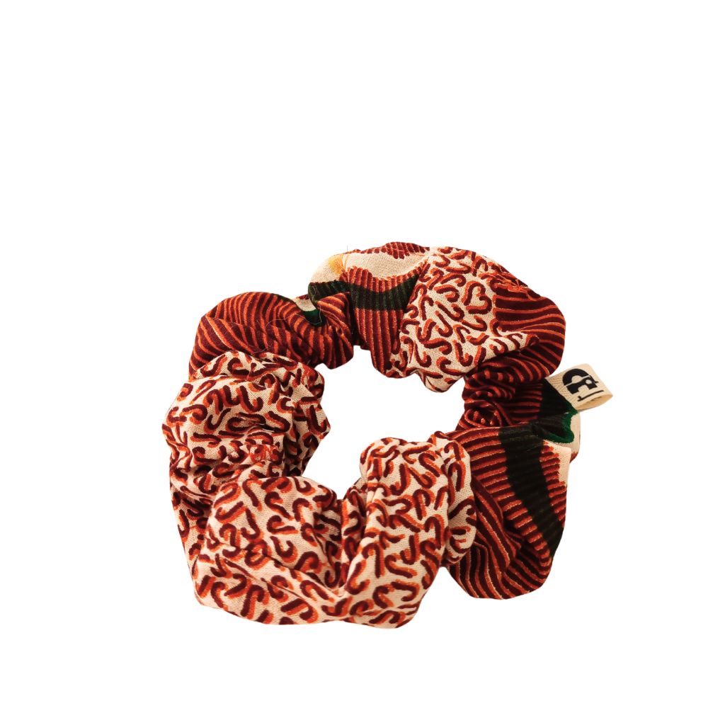 Le scrunchie cousu main de la Machine à récup' est un accessoire conçu avec des tissus issus du réemploi et cousu avec la participation d'ateliers de couture solidaires en Sarthe