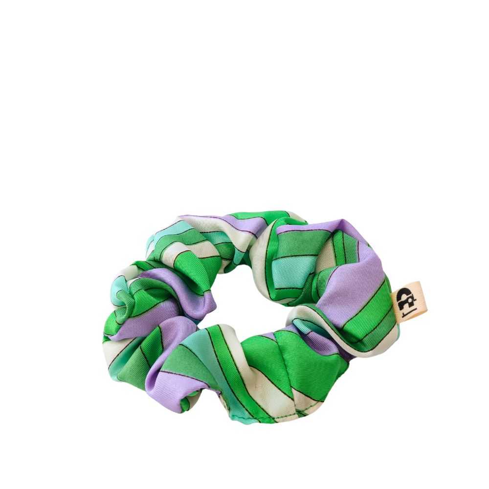 Le chouchou en tissu upcyclé de la Machine à récup' est un accessoire conçu avec des tissus issus du réemploi et cousu avec la participation d'ateliers de couture solidaires en Sarthe