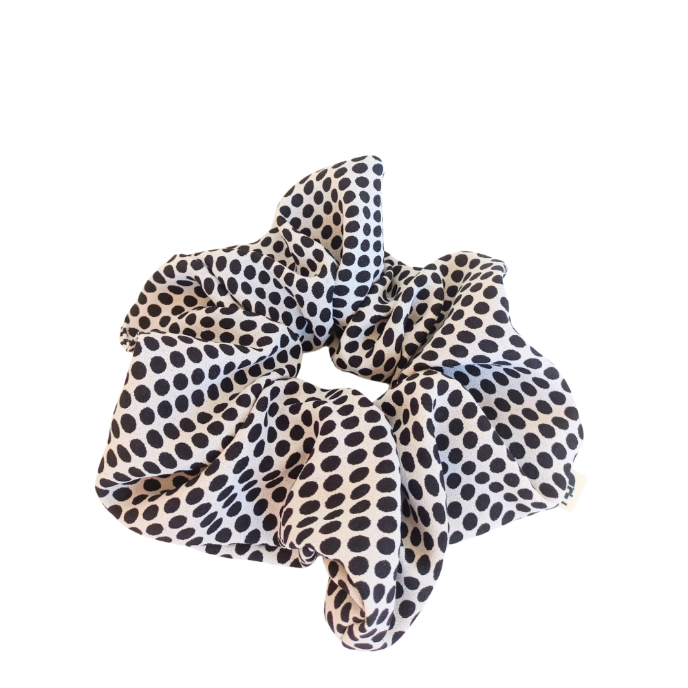 le scrunchie oversize de la Machine à récup' est un accessoire taillé dans des tissus revalorisés et conçu avec  la participation d'ateliers de couture solidaires