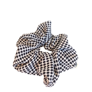 le scrunchie oversize de la Machine à récup' est un accessoire taillé dans des tissus revalorisés et conçu avec  la participation d'ateliers de couture solidaires