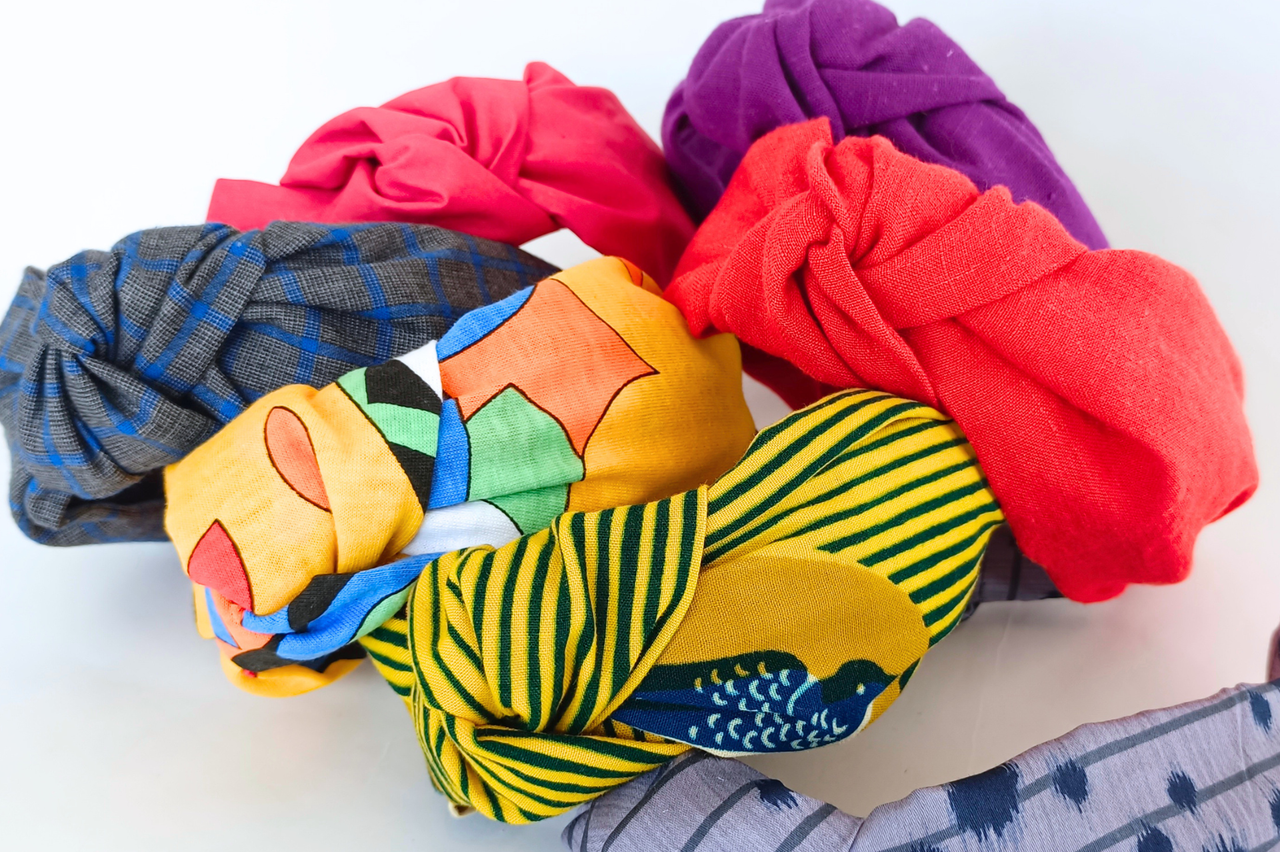 Le serre tête femme tendance de La Machine à récup' est un accessoire écoresponsable et éthique, taillé dans des tissus issus du réemploi  et cousu avec la participation d'ateliers de couture solidaires.