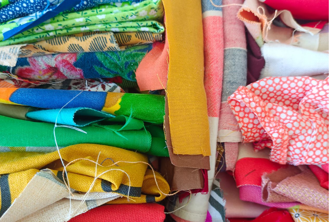 Le serre tête en tissu pour femme de La Machine à récup' est un accessoire écoresponsable et éthique, taillé dans des tissus issus du réemploi  et cousu avec la participation d'ateliers de couture solidaires.