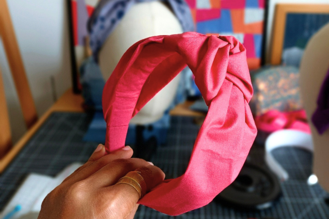 Le serre tête tissu de La Machine à récup' est un accessoire écoresponsable et éthique, taillé dans des tissus issus du réemploi  et cousu avec la participation d'ateliers de couture solidaires.