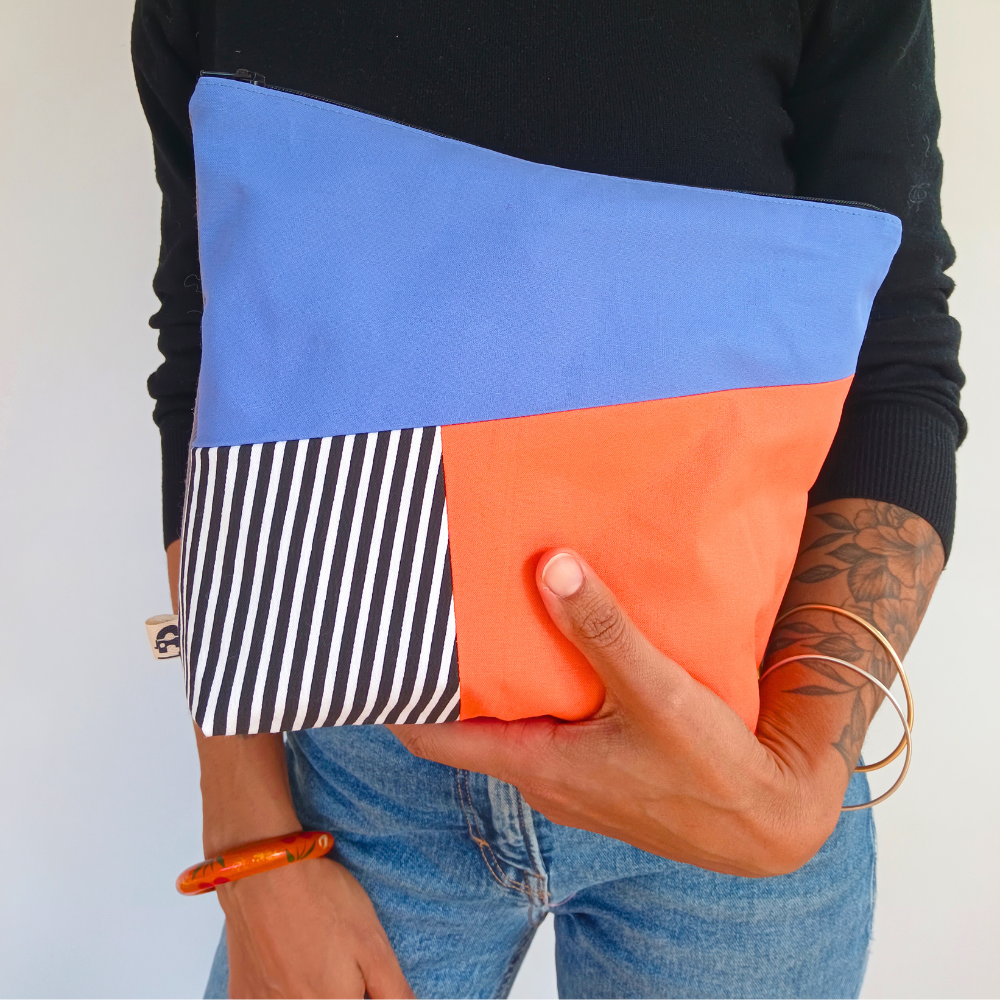 La trousse à fermeture éclair de la Machine à récup, est un accessoire conçu avec des tissus revalorisés et la participation d'ateliers de couture en ESAT et en chantier d'insertion.