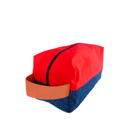 La trousse de toilette à compartiments de la Machine à récup, est un accessoire conçu avec des tissus revalorisés et la participation d'ateliers de couture en ESAT et en chantier d'insertion.