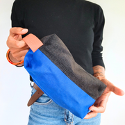 La trousse de toilette de voyage femme de la Machine à récup, est un accessoire conçu avec des tissus revalorisés et la participation d'ateliers de couture en ESAT et en chantier d'insertion.