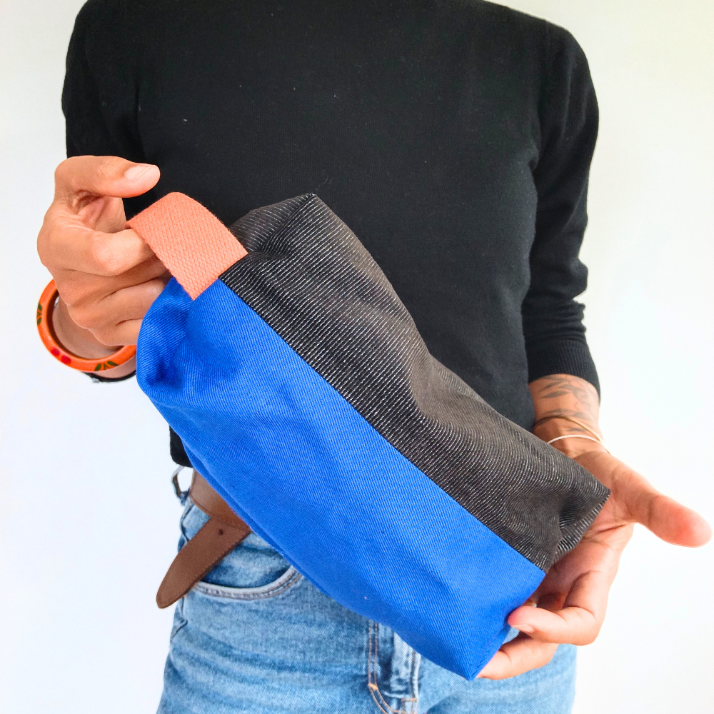 La trousse de toilette de voyage femme de la Machine à récup, est un accessoire conçu avec des tissus revalorisés et la participation d'ateliers de couture en ESAT et en chantier d'insertion.