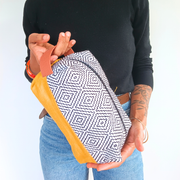 La trousse de toilette écoresponsable de la Machine à récup, est un accessoire conçu avec des tissus revalorisés et la participation d'ateliers de couture en ESAT et en chantier d'insertion.