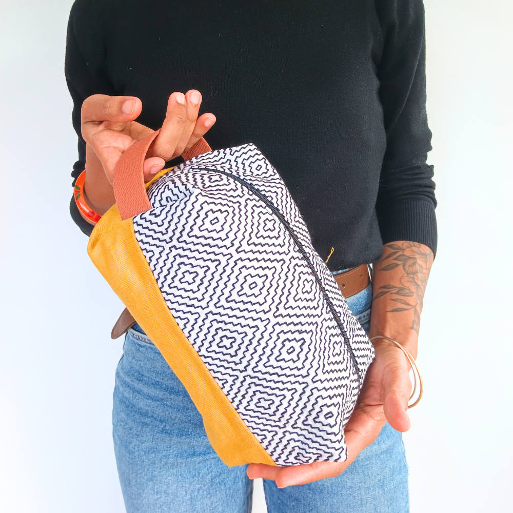 La trousse de toilette écoresponsable de la Machine à récup, est un accessoire conçu avec des tissus revalorisés et la participation d'ateliers de couture en ESAT et en chantier d'insertion.