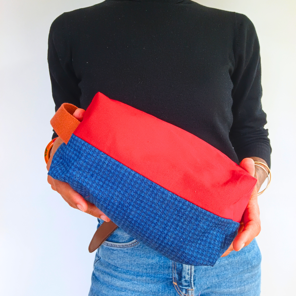 La trousse de toilette éthique de la Machine à récup, est un accessoire conçu avec des tissus revalorisés et la participation d'ateliers de couture en ESAT et en chantier d'insertion.