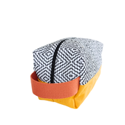 La trousse de voyage éthique de la Machine à récup, est un accessoire conçu avec des tissus revalorisés et la participation d'ateliers de couture en ESAT et en chantier d'insertion.