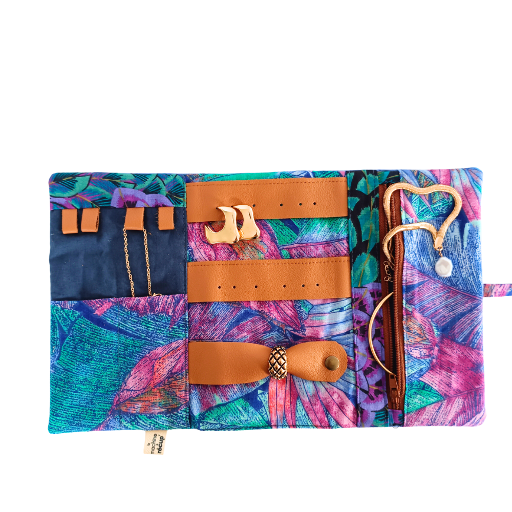 La trousse en tissu pour les bijoux de la Machine à récup' est un accessoire conçu avec des tissus issus du réemploi et cousu avec la participation d'ateliers de couture solidaires en Sarthe