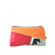 La trousse mode éthique de la Machine à récup, est un accessoire conçu avec des tissus revalorisés et la participation d'ateliers de couture en ESAT et en chantier d'insertion.