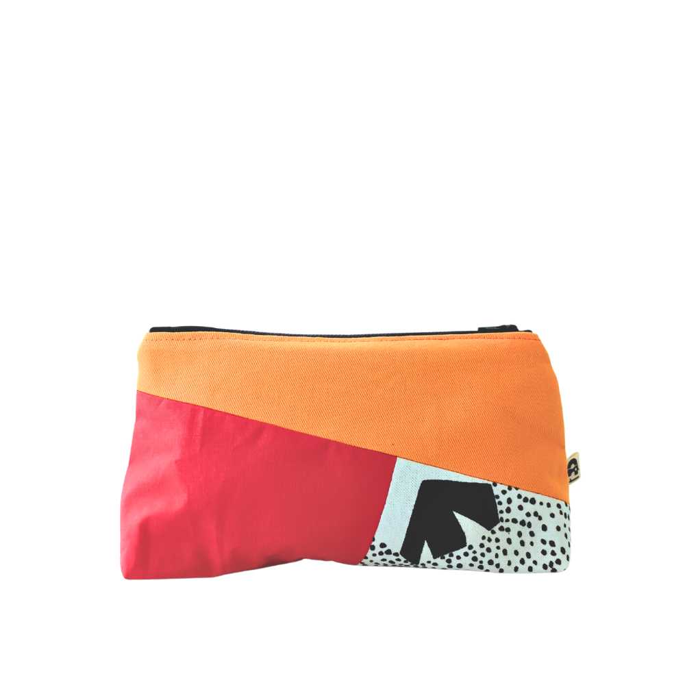 La trousse mode éthique de la Machine à récup, est un accessoire conçu avec des tissus revalorisés et la participation d'ateliers de couture en ESAT et en chantier d'insertion.