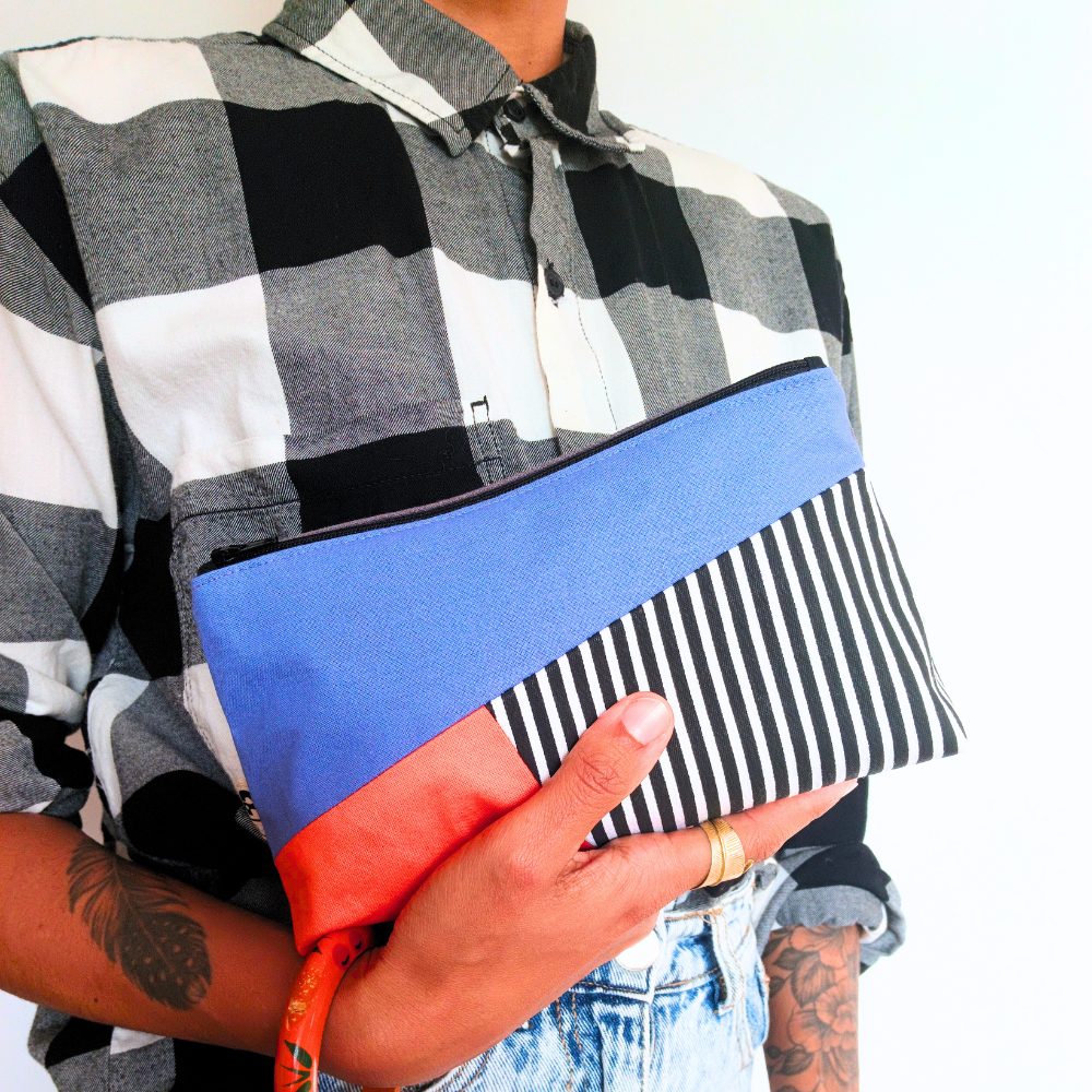 La trousse pochette femme de la Machine à récup, est un accessoire conçu avec des tissus revalorisés et la participation d'ateliers de couture en ESAT et en chantier d'insertion.