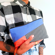 La trousse pochette femme de la Machine à récup, est un accessoire conçu avec des tissus revalorisés et la participation d'ateliers de couture en ESAT et en chantier d'insertion.