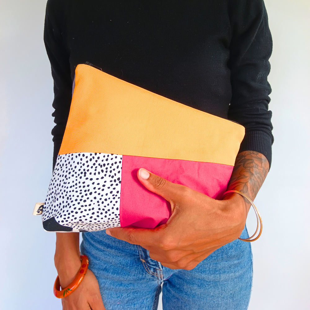 La trousse zippée éthique de la Machine à récup, est un accessoire conçu avec des tissus revalorisés et la participation d'ateliers de couture en ESAT et en chantier d'insertion.