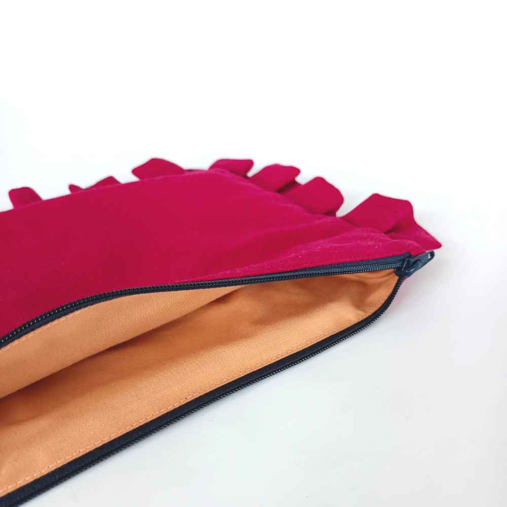 accessoire upcyclé coloré, pochette de rangement, maxi trousse plate upcyclée , trousse upcyclée, accessoire écoresponsable, sac surcyclé, accessoire upcyclé, accessoire mode, production upcycling, fabriquée en France avec des tissus issus du réemploi, pochette upcyclée colorée, pochette de rangement, trousse de rangement , trousse upcyclée, pochette issue de tissus revalorisés