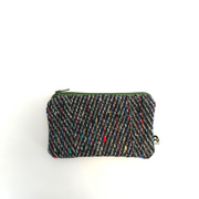 Petite pochette upcyclée, petite trousse, porte monnaie, porte cartes, micro pochette, production upcycling, fabriquée en France avec des tissus issus du réemploi, pochette issu de tissus revalorisés, pochette de rangement, trousse de rangement , trousse upcyclée, pochette écoresponsable, accessoire upcyclé, pochette issue de tissus revalorisés