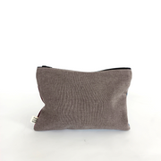 pochette upcyclée colorée, pochette de rangement, trousse de rangement , trousse upcyclée, pochette écoresponsable, trousse surcyclée, accessoire upcyclé, accessoire mode, production upcycling, fabriquée en France avec des tissus issus du réemploi, pochette upcyclée colorée, pochette de rangement, trousse de rangement , trousse upcyclée, pochette écoresponsable, pochette issue de tissus revalorisés